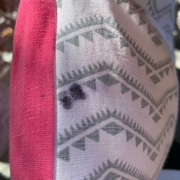 3 pillows vs pink - Picture 6 of 9